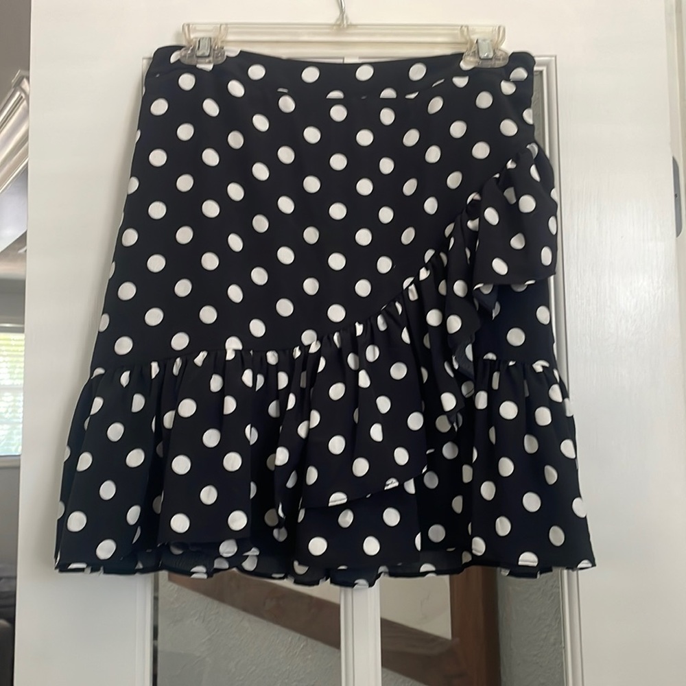 Frilly skirt w Black and white polka dots, size M